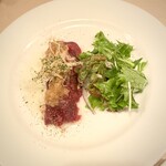 パリのワイン食堂 - 馬肉のカルパッチョのうえにミョーガが乗ってる。味付けよし