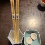 うな菊 - 箸と箸置き。膳とは別に配されます。