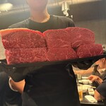 中目黒 大衆焼肉 暴飲暴食 - 店員さんが席まで塊肉を持ってきてくれました。