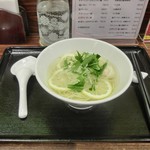Kakura - 塩レモンラーメン７５６円（税込み）。ザーサイも付いてます。　中国風にお箸がタテに置いてあります。