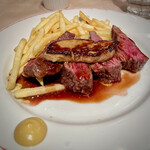 パリのワイン食堂 - アンガスビーフとフレンチフライ。ソースにオレガノ？クミン？のスパイスが効いててエスニックテイスト