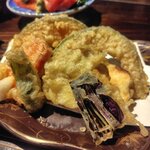 田舎小屋 - 野菜天ぷら(天つゆ、大根おろしと少量の生姜付き、卓上にはお塩もあります)