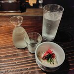 田舎小屋 - 冷酒・久保田千寿、お通し、お冷(お通しはいつものですが、これがいいんです！)