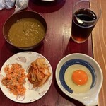 とん彩や - サービスのカレー、ドリンクバー、鮭、キムチ、生玉子