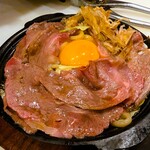 新宿思い出横丁 ばんしゃく家 - 【大人気】和牛たっぷり！鉄板牛すき風 焼うどん