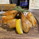 チキンプレイス ロティサリーズ - サイズも1.2kgなので〝どっすりと〟｡（コレで半身だけれどね）