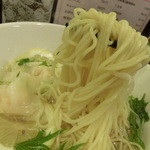 Kakura - 麺リフト～♪　レモンの輪切りがトッピング。スープは色白の透明で澄んでるの分かりますかしら？