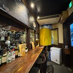 チキンプレイス ロティサリーズ - カウンターも町酒場の雰囲気ムンムン｡