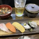 丸十寿司 - 赤だし、と、最初に出てきた握り。