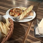 チャタンハーバーブルワリー＆レストラン - 海老とマッシュルームのアヒージョバケット添え