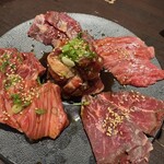 炭火焼肉 にく式 - カイノミ（うす•あつ）
      ハラミ（うす•あつ）
      並サガリ
      中落ちカルビ