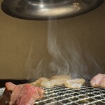 炭火焼肉 にく式 - ホルモン一家　火炙りの刑