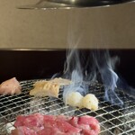 炭火焼肉 にく式 - ホルモン一家　火炙りの刑