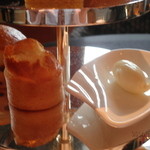 ザ・ロビーラウンジ＆バー - あったかいスコーン、クロテッドクリーム。