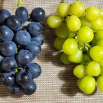 秀果園 - 左;ナガノパープル
                                右;シャインマスカット