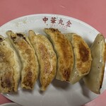 丸金 - 料理写真:餃子。一つ転がっていることがなんか愛おしい。焼きも素晴らしい。関係ないけど、一昨日家で餃子焼いたら焦がしたｻﾞﾝﾈﾝ(>_<)