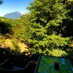 草屋根の宿 龍のひげ - お部屋から〜の眺め〜由布岳が〜ひょこり〜っと‥♡‥