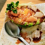 居酒屋増えた。 裏裏飯屋 - アボカド海鮮ユッケ