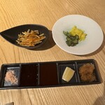 広尾とんかつ ひとみ - 定食のセット｡ソース類は左から　岩塩→わさび醤油→ソース→レモン→おろしポン酢