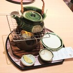 高崎 甲羅本店 - 『秋香〜甲羅特選朴葉焼き』の土瓶蒸し。風味良く奥深い味わい。