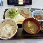 すき家  - 料理写真:しばらく待つと注文した牛小鍋ベーコンエッグ朝食５２０円の出来上がりです。