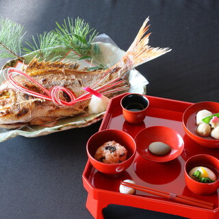 北陸最大級の店内"大生簀"。旬の魚介類はご注文後に手早く調理