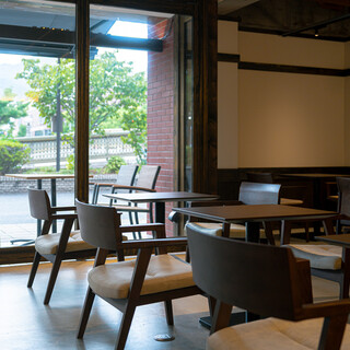 モーニングから2次会利用まで。ゆったりと過ごせるカフェ空間