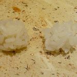 鮨ふじ田 - シャリをネタによって変えている、この2種のしゃりを見せてくれる