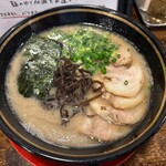 きまはち商店 - 本格的な豚骨ラーメン。スープ、麺、チャーシューどれもめちゃくちゃ美味しいです。チャーシューはトロトロの柔らかさです♪