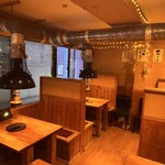 焼肉SHION - 木目調の温かい雰囲気が落ち着きます。