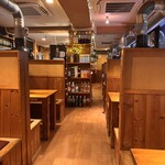 焼肉SHION - 広々とした店内。