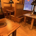 焼肉SHION - 2名～4名様用テーブル席。ご夫婦やカップルでのご利用も人気です！
