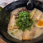 博多とんこつラーメン　しろひげ - 料理写真:しょうゆ全部のせ