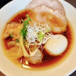 オカモトモノガタリ - 料理写真:特製醤油らぁ麺(手揉み麺)@1,300円  店主のオススメは細麺とのことだけどあたしゃこの多加水麺の方が好きだなぁ。和え麺はパツパツの細麺