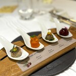 Restaurant Régis & Jacques Marcon - エストラゴン・ニンジン・牛肉・ビーツ、それぞれの
      ひと口アミューズ。
      変化がいろいろあって、とても楽しい♪