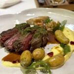 Restaurant Régis & Jacques Marcon - ボキューズドール優勝シェフが焼いてくれたメイン！
      超貴重ー♪
      牛肉はやはり驚きを感じることは少ないですが、赤身の美味しさがしっかり感じられます(^^)