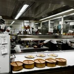 Restaurant Régis & Jacques Marcon - ディナーの真っ最中のキッチン。ここはヴィアンドのコーナー。
      実際の温度と、活気とで、熱量がスゴイ！
      調理スタッフは、なんと22名もいるんだそう。
      阿吽の呼吸で回している様子は、圧巻でした。