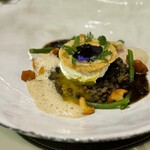 Restaurant Régis & Jacques Marcon à Saint-Bonnet-Le-Froid - さすがにクラシック！
                                一皿が大きい。そして、多層。オーダーしたどのお料理にも、テーブルで仕上げのソースがサーヴされて、フレンチらしさを表現しています♪