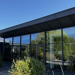 Restaurant Régis & Jacques Marcon - 意外とモダンな外観。