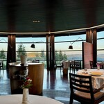 Restaurant Régis & Jacques Marcon - レストランからの景色も、最高〜♪
      60席程度でしょうか。この場所で、世界中からのゲストで満席、かつ予約のハードルも高い。
      わずか数席で予約困難だという都内とは、正直、引力の違いを感じちゃいます。