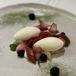 Restaurant Régis & Jacques Marcon - デザートは、フランボワーズとルバーブの一皿をチョイス。
      爽やかで、満腹でもするするーっと(^^)
      これも好み〜♪