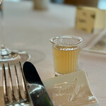 Restaurant Régis & Jacques Marcon - まずは、たんぽぽとミントのジュースで、爽やかに食欲を刺激します。
      まずは胃を温めるという、日本のそれとは、スタイルが違いますね。