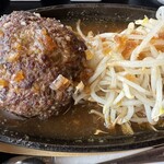古民家BAR MaCoPo - にんにくソースハンバーグ❗️ハンバーグは大きい‼️