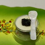 Restaurant Régis & Jacques Marcon - レンズ豆その２。
      レンズ豆、見た目がキャビアに似てますからね。これは遊び心があります。
      キャビアの下に、豆ちゃんが敷き詰められているんです(^^)