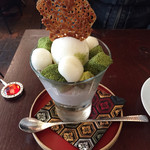 カフェ 中野屋 - 田代さん家で獲れた新米の香りを残したジェラートと抹茶のわらびもち、抹茶クランブル、白玉のパフェ