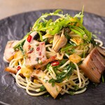 LOUNGE & BAR - 県産キノコとスーチカーのペペロンチーニ