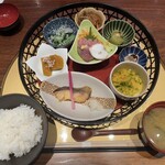 和食と立喰い寿司 ナチュラ - 花籠御膳