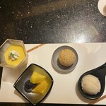 中国料理 翆陽 - デザートの盛り合わせ　揚げたて熱々の胡麻団子､マンゴープリン､フルーツ､桃のシャーベット
      