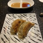 中国料理 翆陽 - 餃子のタレはごまとしょうゆの2種類