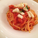 カピートロ - メインのパスタ、ベーコンとたっぷり玉ねぎのトマトソースパスタのモッツァレラチーズ乗せ